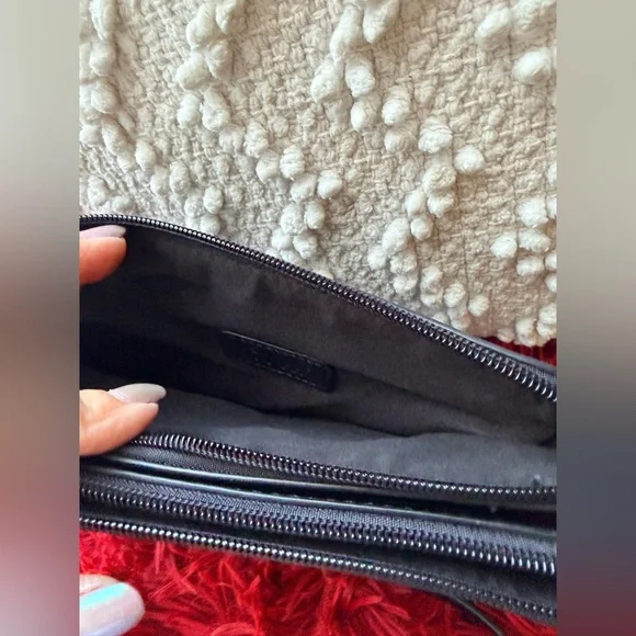 V Crossbody bag - Picture 6 of 13